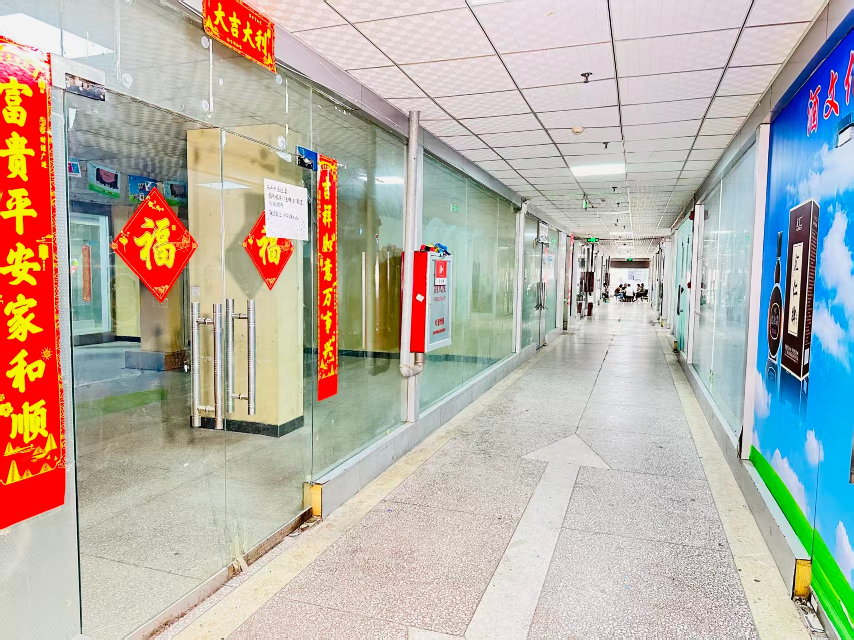 前西街园区位于洛阳市老城区春都路商贸核心区域，周边商业氛围成熟，交通便利，配套完善。依托传统副食品商贸资源，园区具备良好的经营基础和人气优势，是企业办公、商品展示、批发零售及创业发展的理想选择。