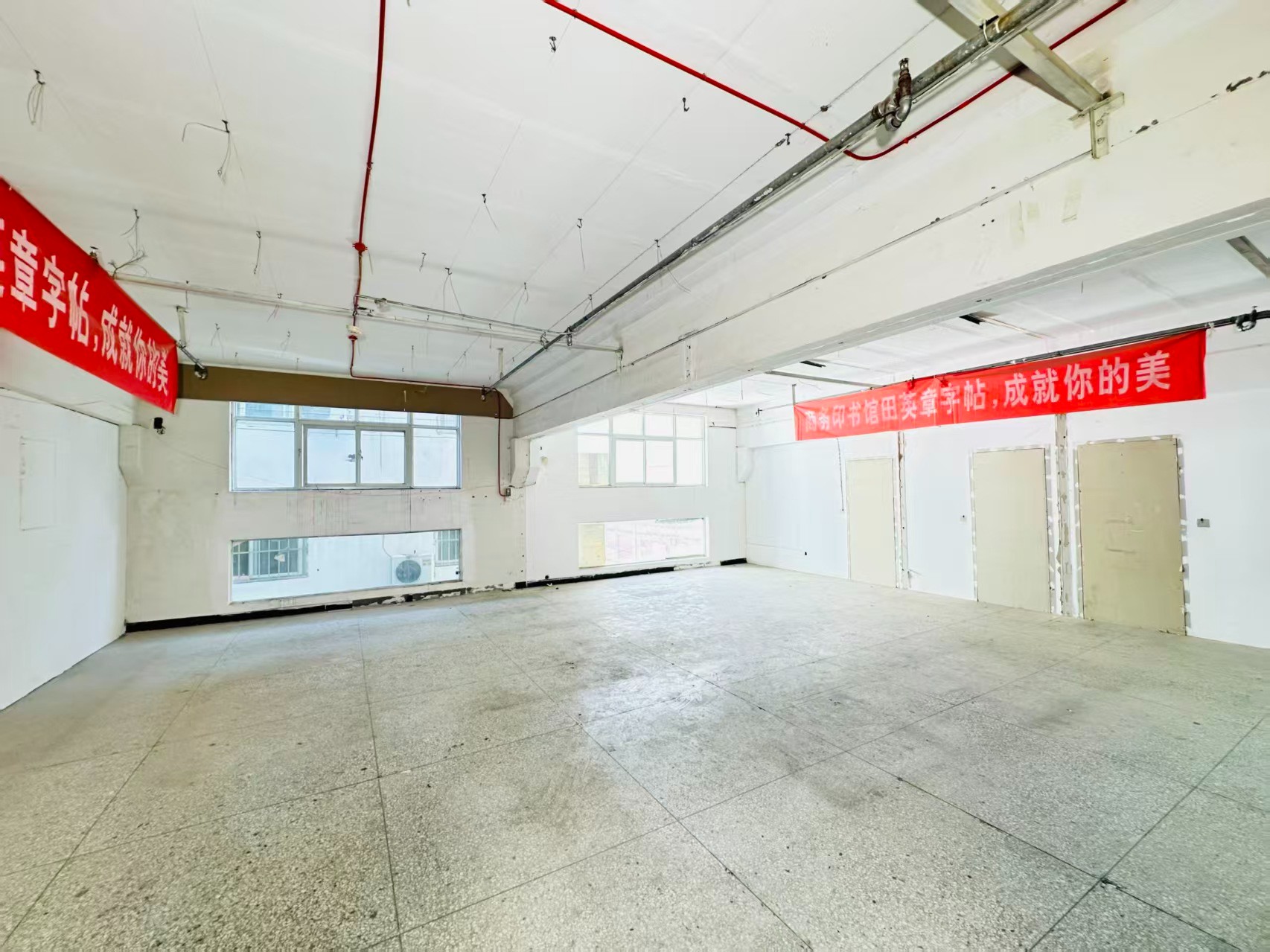 前西街重点吸引人工智能应用、数字经济、电商直播、智能制造服务、软件开发、科技创新企业及创业团队入驻